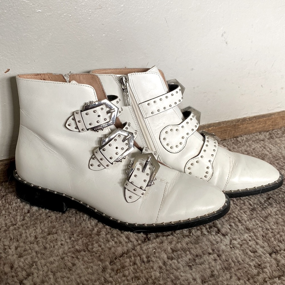 Gianni Bini White Boots • Studded • Size 7